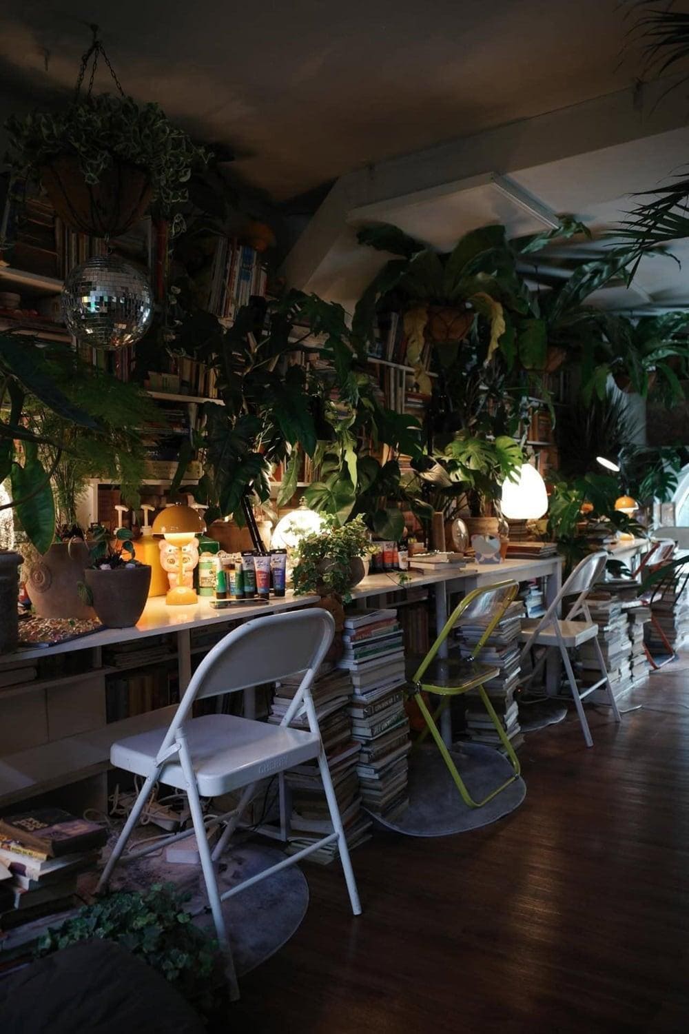 Không gian Giang Cafe như một khu vườn nhỏ yên tĩnh